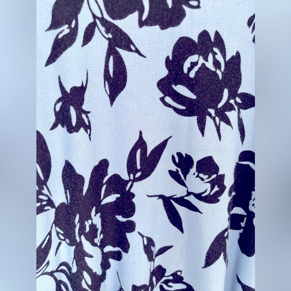 🩵 NWT Laura all over knit Floral print Soft Sweater in navy and medium blu… - Picture 2 of 9